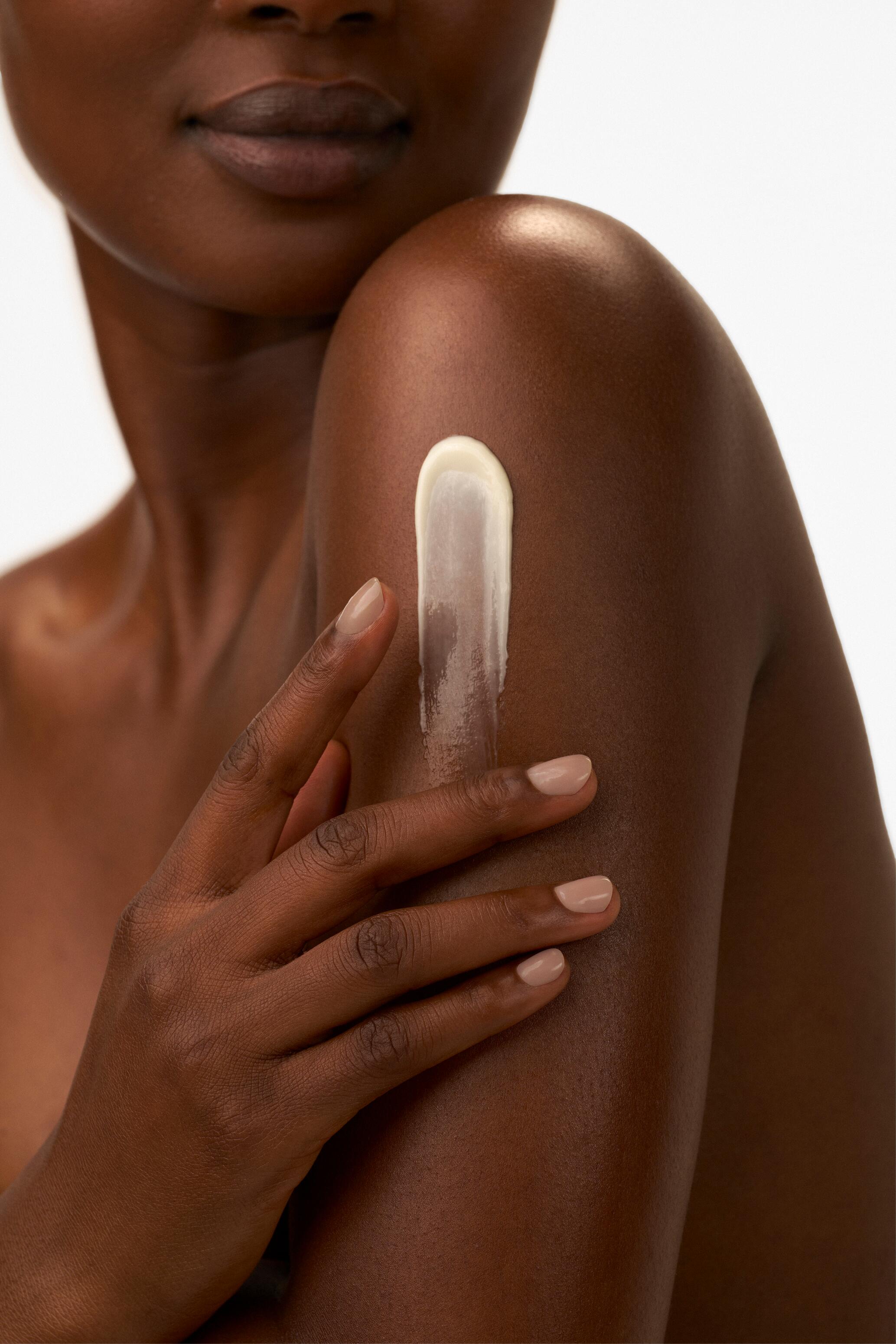 AD_EXOMEGA_NIGHT-CREAM_KIT-MASTER_SENSORIALITY_ADULT_FULL FRAME_09-2025